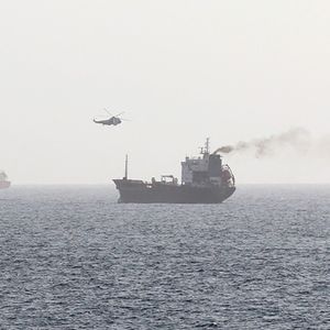 Des forces iraniennes montant à bord d'un pétrolier dans les eaux internationales du golfe d'Oman, en août 2020.