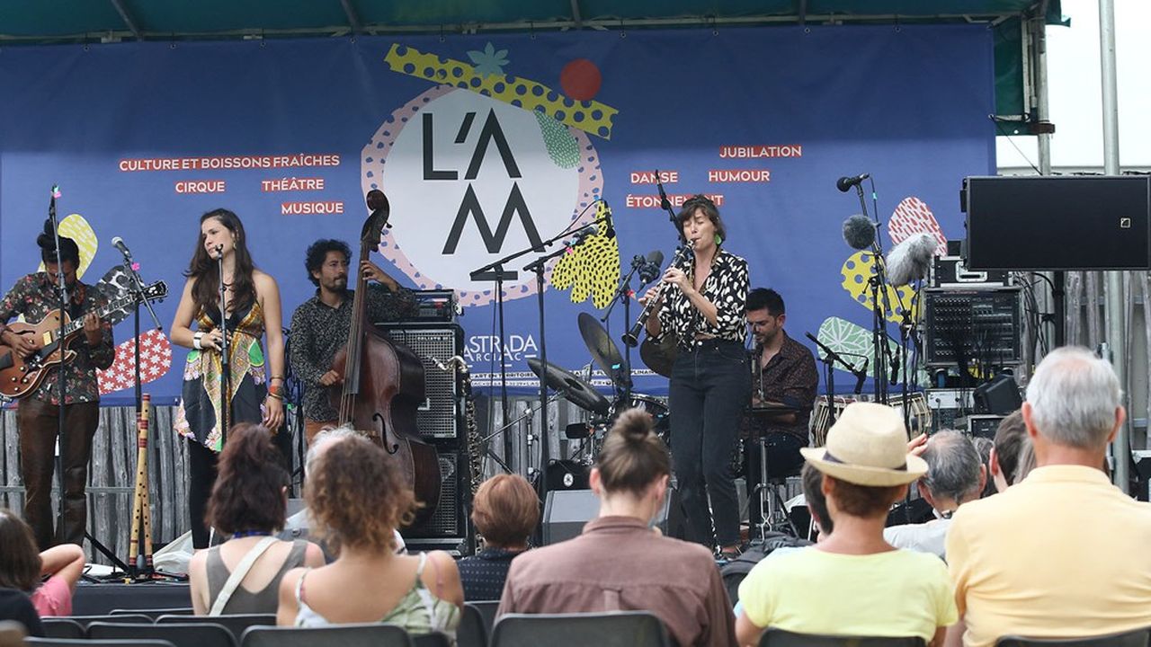 Des musiciens sur une scène du festival « off » de Jazz in Marciac, qui a été lui aussi préservé, en marge du grand chapiteau du « in ».