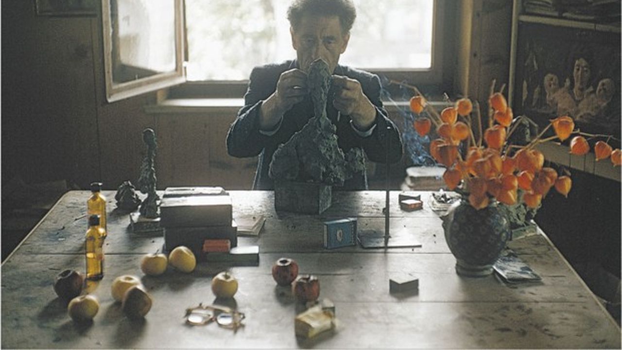 Alberto Giacometti dans son atelier de Stampa en 1961, par Ernst Scheidegger.