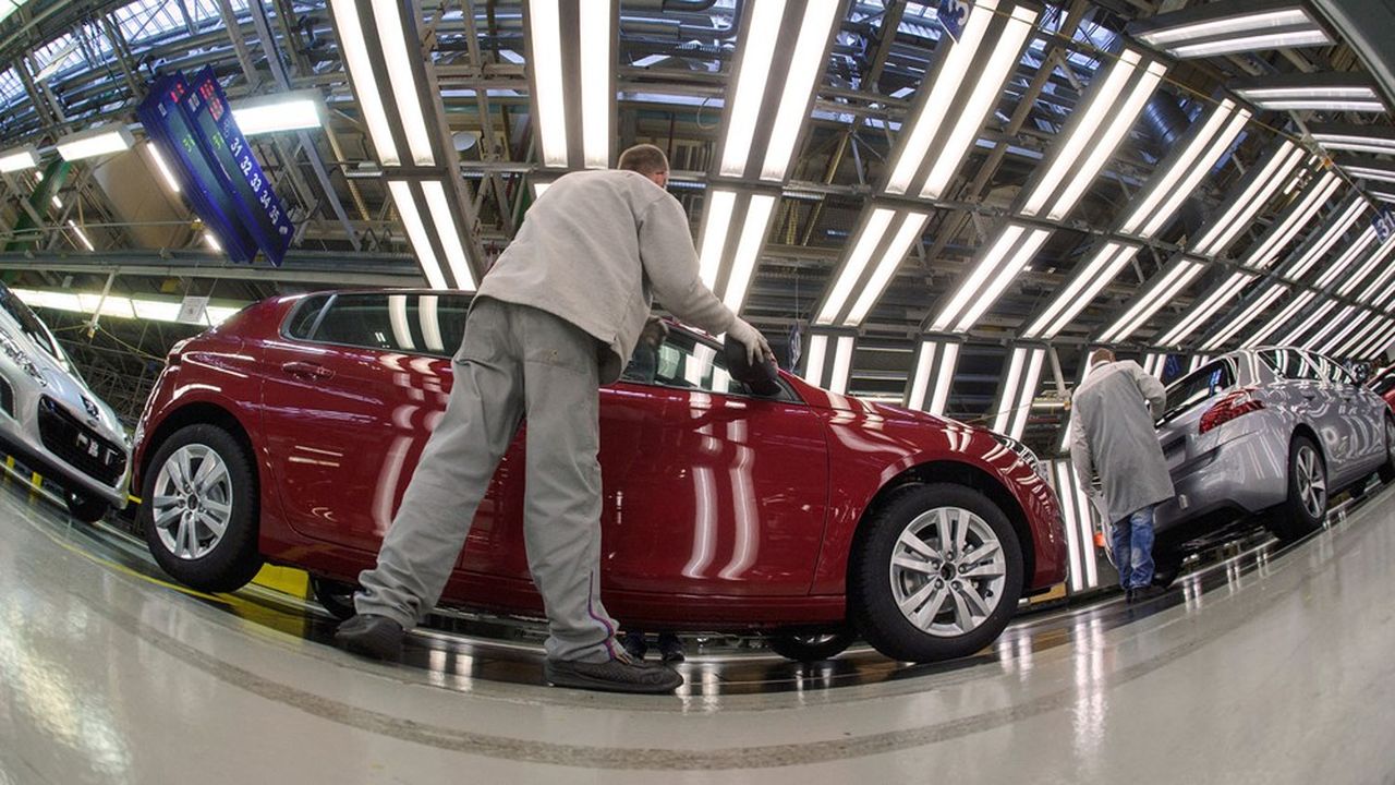 La production automobile dans l'Hexagone est tombée de 3,7 millions en 2004 à 1,3 million en 2020, année noire de crise sanitaire.