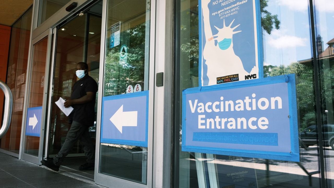 A New York, ville de plus de 8 millions d'habitants, 71,8 % des adultes ont reçu au moins une dose de vaccin, selon les chiffres de la mairie.