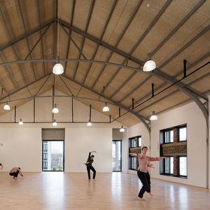 À la Briqueterie de Vitry-sur-Seine, les murs en brique et les charpentes métalliques d'origine ont été conservés dans les studios de danse.
