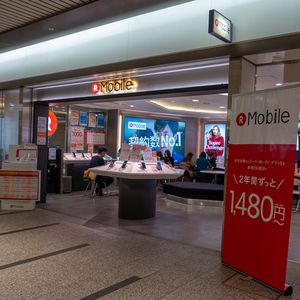 Comme Free en France en 2012, Rakuten s'est lancé sur le mobile, en 2018, avec l'intention de casser les prix. Le groupe a lancé la 4G, puis la 5G en 2020, en utilisant une architecture Open RAN.