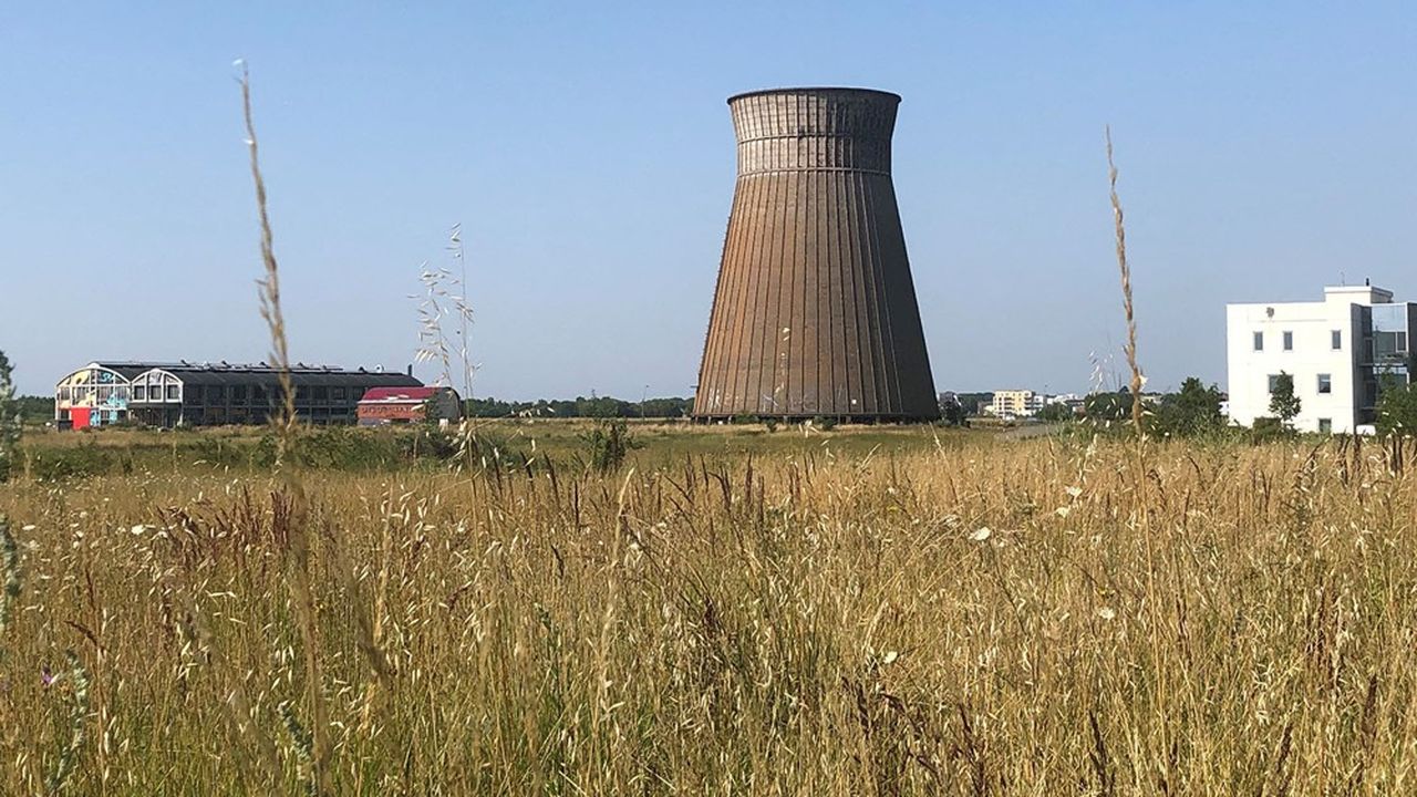 Au milieu d'un vaste terrain de 180 hectares, la tour est le vestige d'un passé industriel qui a disparu un jour de novembre 1993, à la fermeture des portes de l'usine sidérurgique.