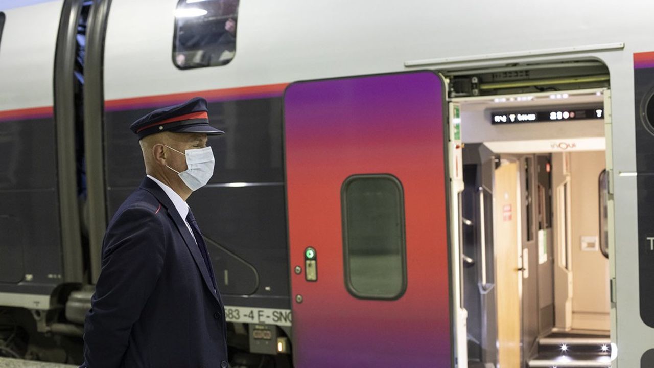 Les contrôleurs, qui vérifient les titres de transport SNCF dans les TGV ou Intercités, n'auront pas à vérifier eux-mêmes le pass sanitaire des passagers.