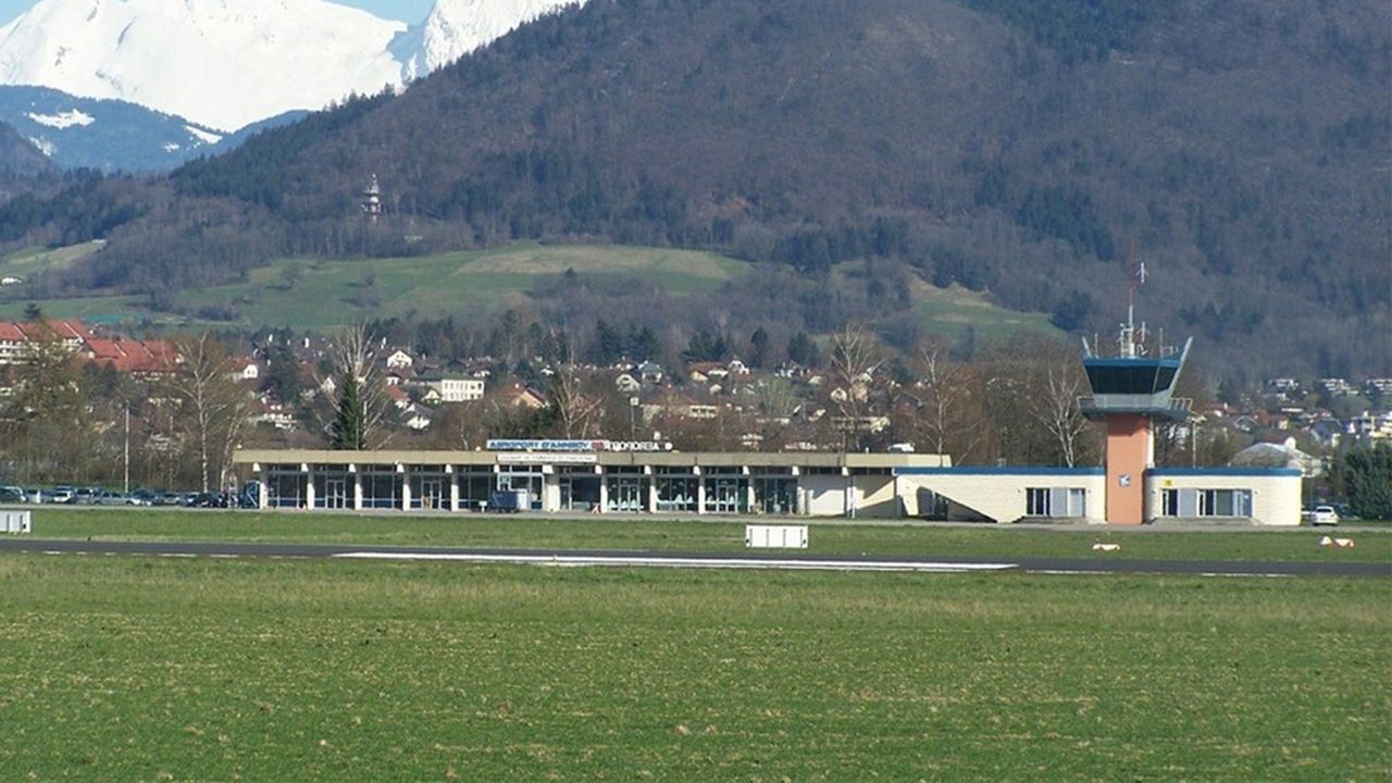 L'aéroport d'Annecy est entièrement tourné vers l'aviation d'affaires et de loisirs avec de nombreux jets privés.