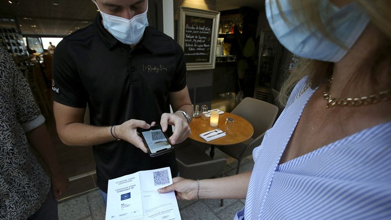 Le passe sanitaire devient obligatoire pour entrer dans les restaurants et les cafés. Les professionnels craignent une perte de clientèle.