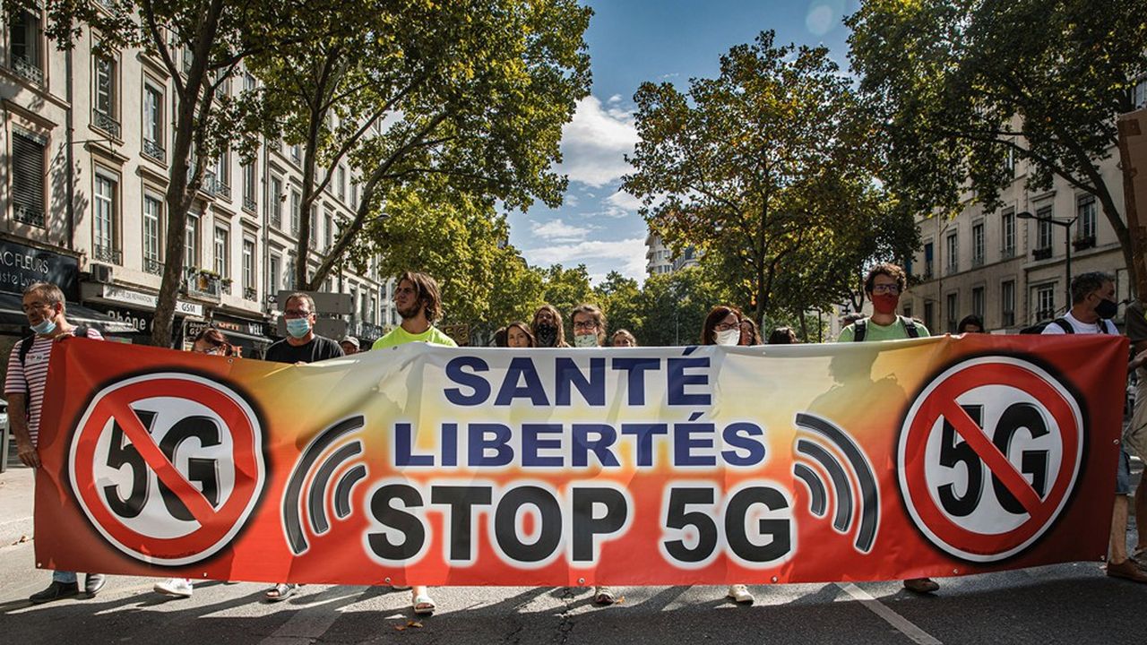 Une manifestation contre la 5G, à Lyon, le 19 septembre 2020.