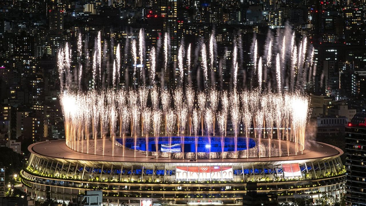 Feux d'artifice au stade olympique de Tokyo pour la clôture des Jeux Olympiques, dimanche 8 août. La cérémonie a été suivie par 4,3 millions de téléspectateurs sur France 2.