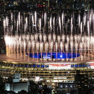 Feux d'artifice au stade olympique de Tokyo pour la clôture des Jeux Olympiques, dimanche 8 août. La cérémonie a été suivie par 4,3 millions de téléspectateurs sur France 2.