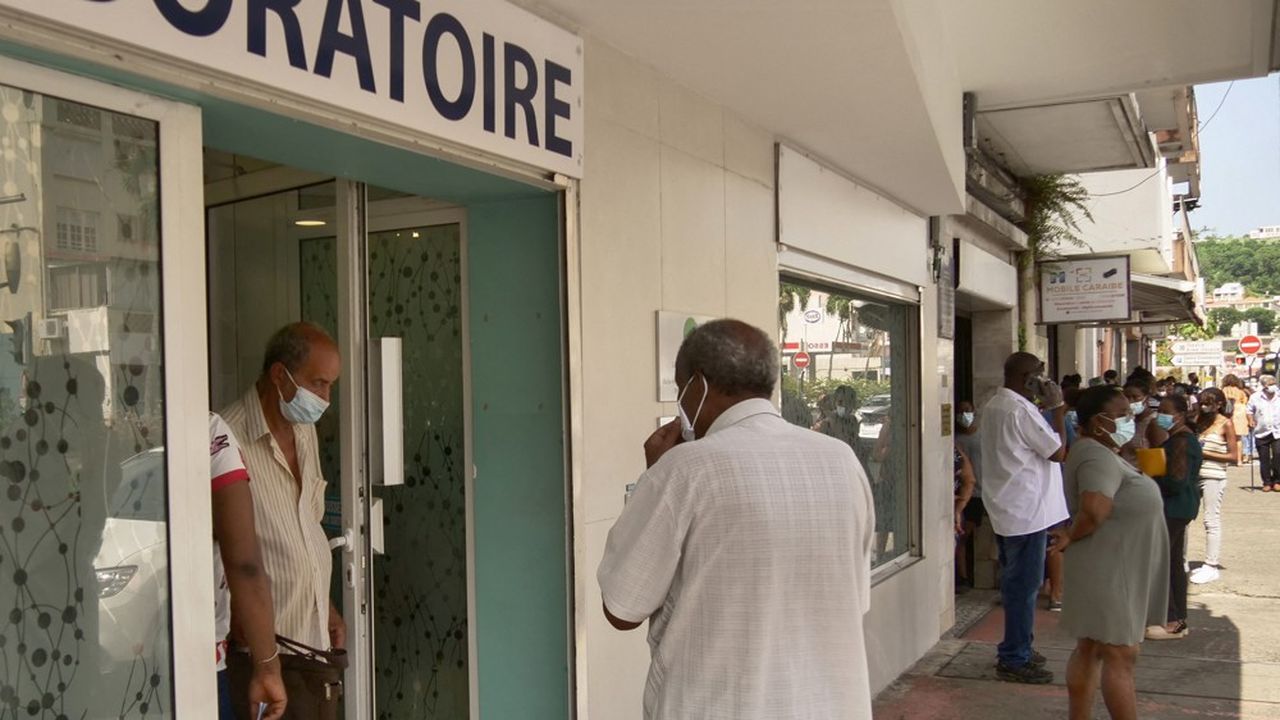 La Martinique accuse l'un des plus forts taux d'incidence de France, avec près de 1.200 cas pour 100.000 habitants.