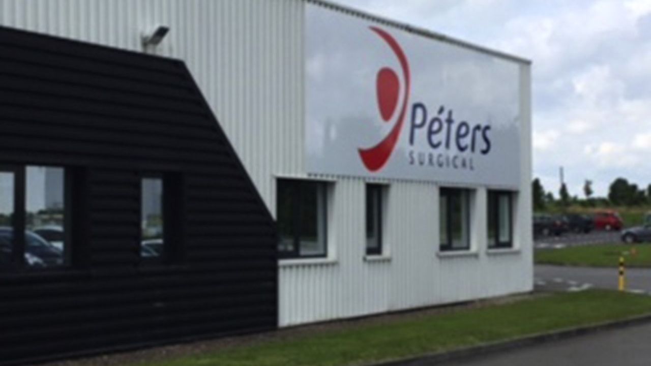 Peters Surgical fabrique actuellement à Domalain (Ille-et-Vilaine) des clips hémostatiques en titane.