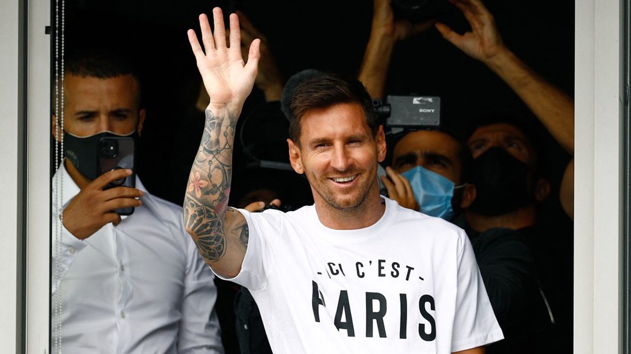 Lionel Messi lors de son arrivée à l'aéroport du Bourget (Seine-Saint-Denis) ce mardi en milieu d'après-midi.