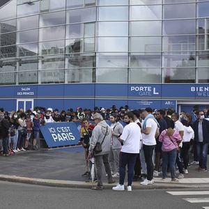 Les supporters parisiens impatients ont fait le siège du Parc des Princes lundi, mais Lionel Messi ne devrait arriver à Paris mardi 10 août.