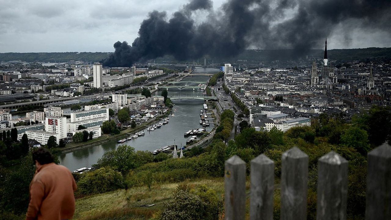Les atteintes à l'environnement occupent moins de 1% de l'activité des parquets. Une réalité statistique révélée par le ministère de la Justice que ne laissent pas soupçonner certains grands dossiers judiciaires liés à ce type de contentieux, comme l'incendie de l'usine Lubrizol de Rouen, en septembre 2020.