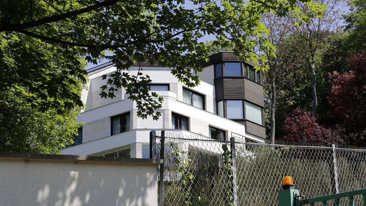 La star internationale du football Neymar s'est installée dans une belle maison d'architecte moderne à Bougival, dans les Yvelines.