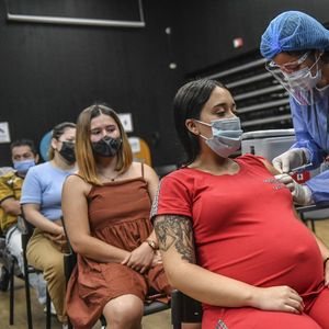 Selon les autorités sanitaires, les risques de fausses couches ne sont pas plus élevés chez les femmes enceintes non-vaccinées que celles qui le sont