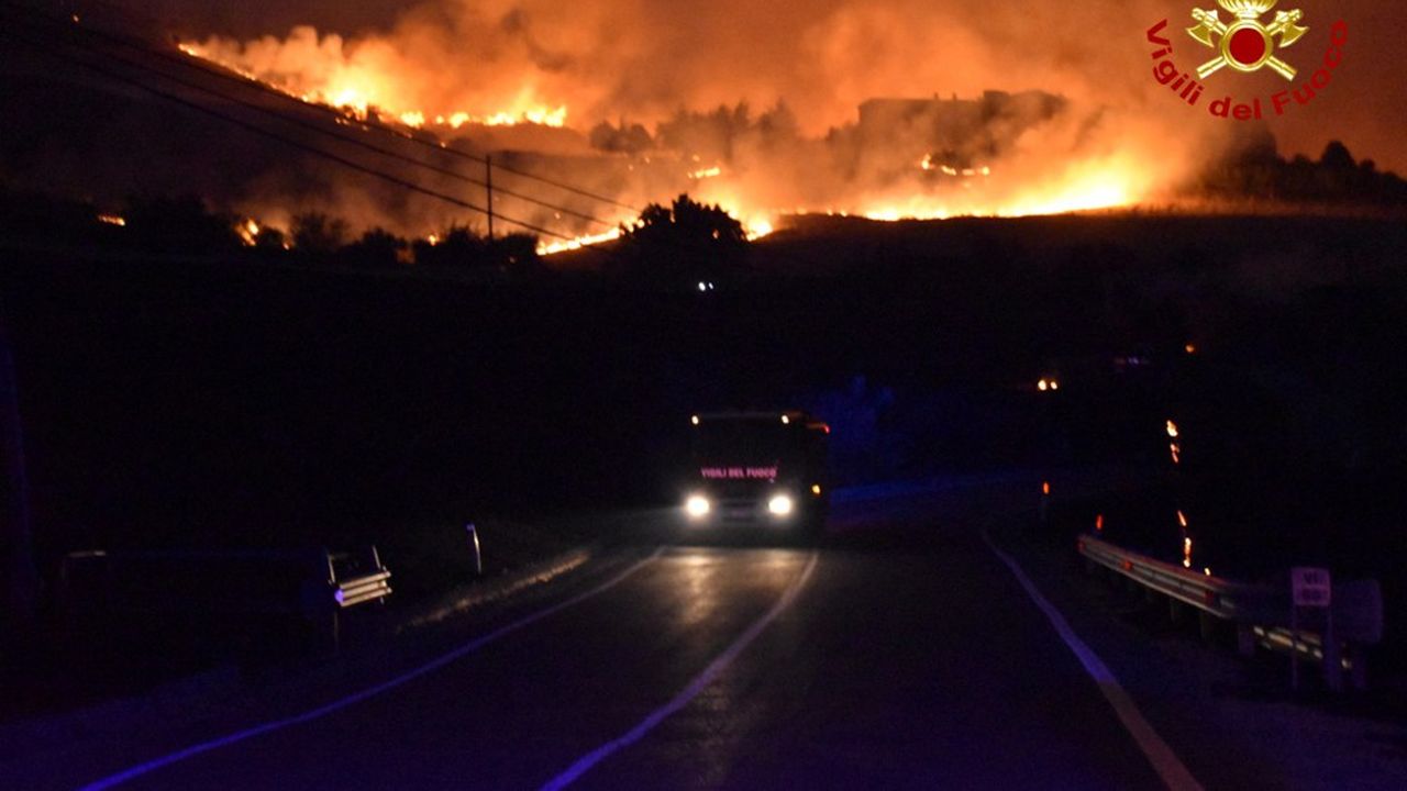 La vague de chaleur portée par l'anticyclone « Lucifer » provoque bon nombre d'incendies dans le sud de l'Italie.