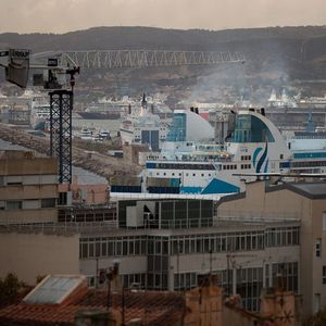 Un ferry dans le port de Marseille émet de la fumée. Les émissions ont bondi d'un facteur 6 depuis la pandémie, les navires restant bloqués à quai.