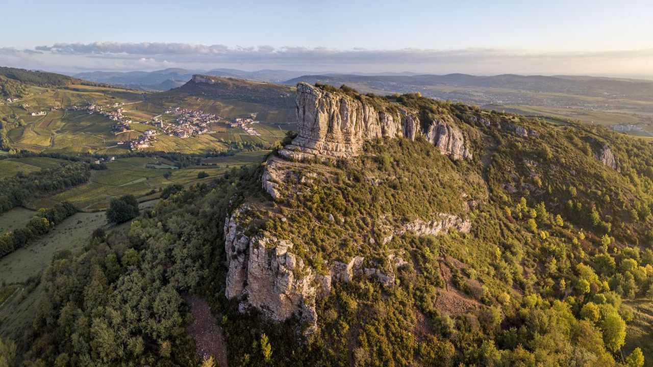 La Roche de Solutré, faisant face à sa soeur de Vergisson, s'élève à 495 mètres au-dessus des vignobles du Mâconnais.