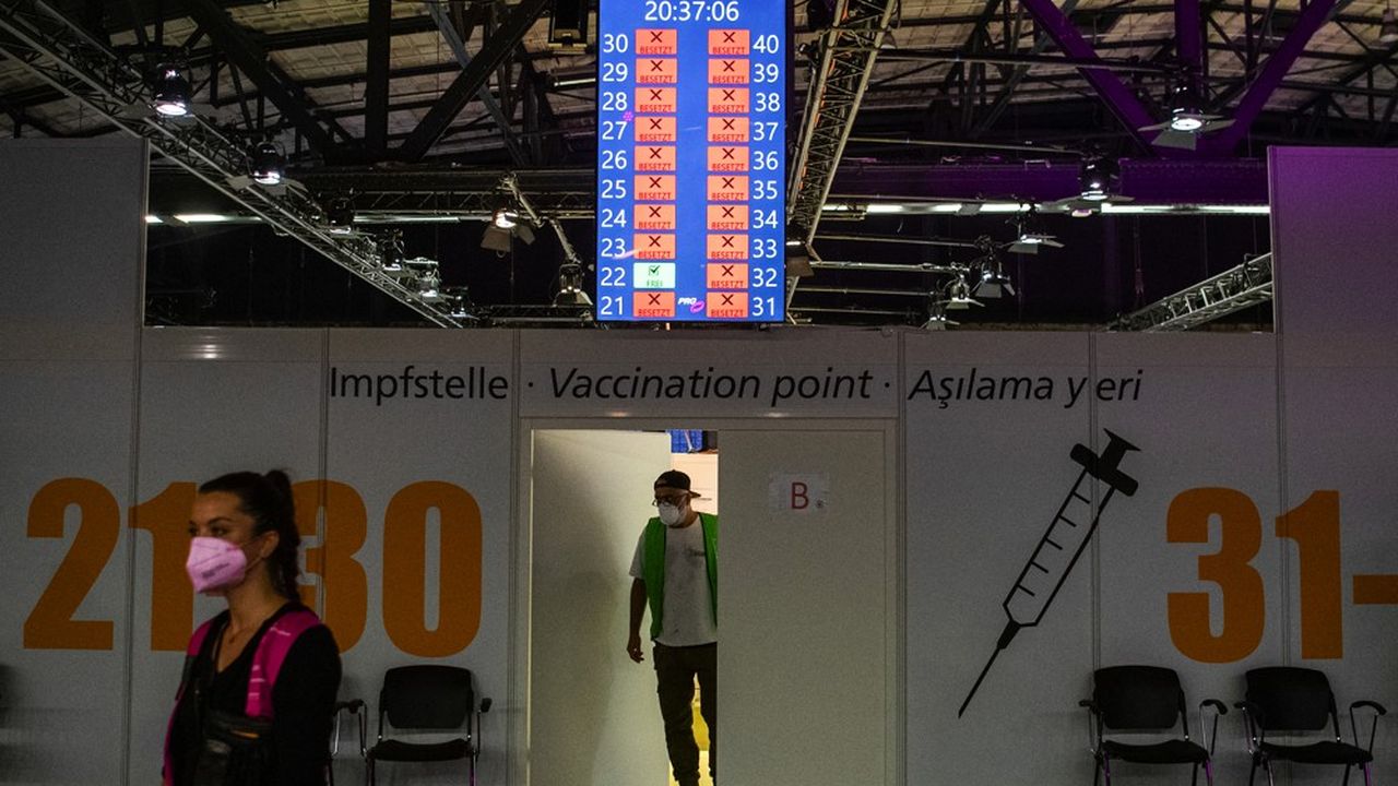 Un centre de vaccination à Berlin a mobilisé des DJ locaux pour attirer les recrues pour une vaccination d'urgence.