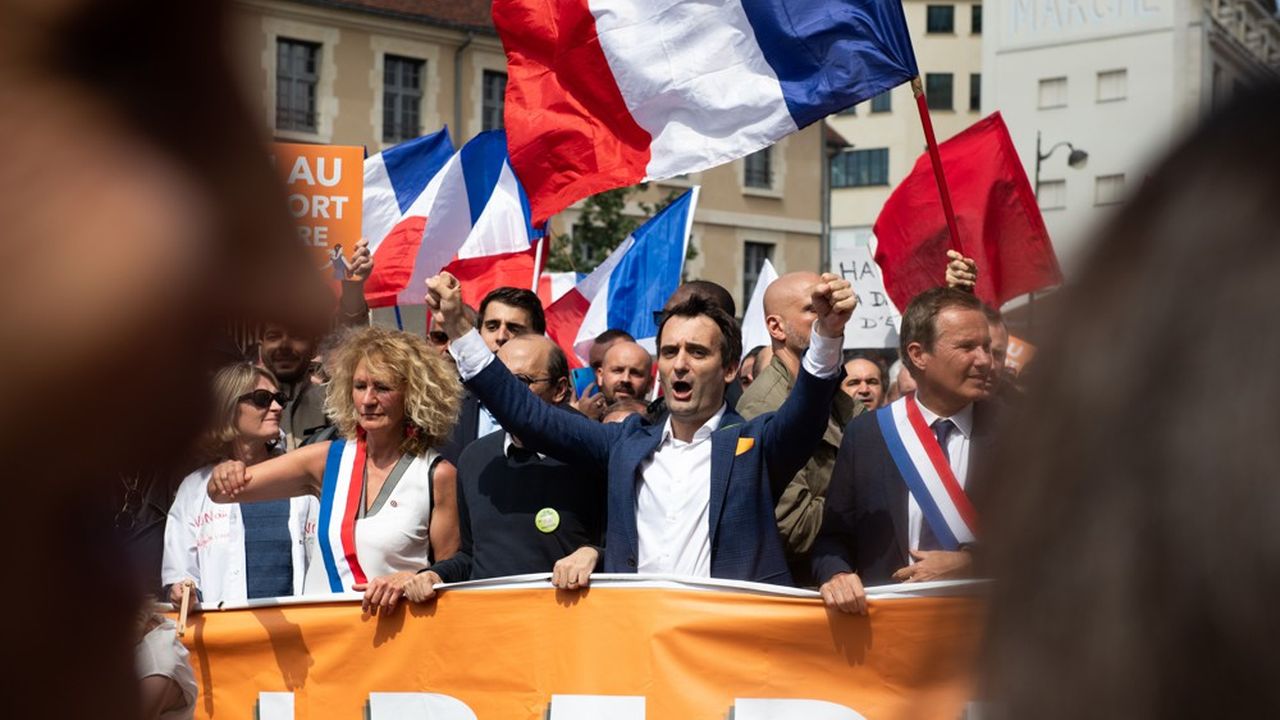 Florian Philippot à l'avant d'un cortège contre le passe sanitaire le 17 juillet à Paris.