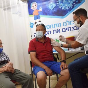 En Israël, les non vaccinés pèsent en effet plus de 2,5 fois plus lourds dans les cas graves que dans la population générale.