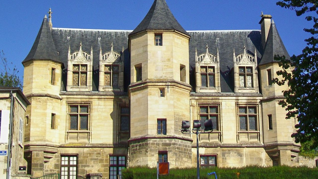 A Pontoise, l'hôtel d'Estouteville offre un exemple d'architecture civile de la fin du style gothique.