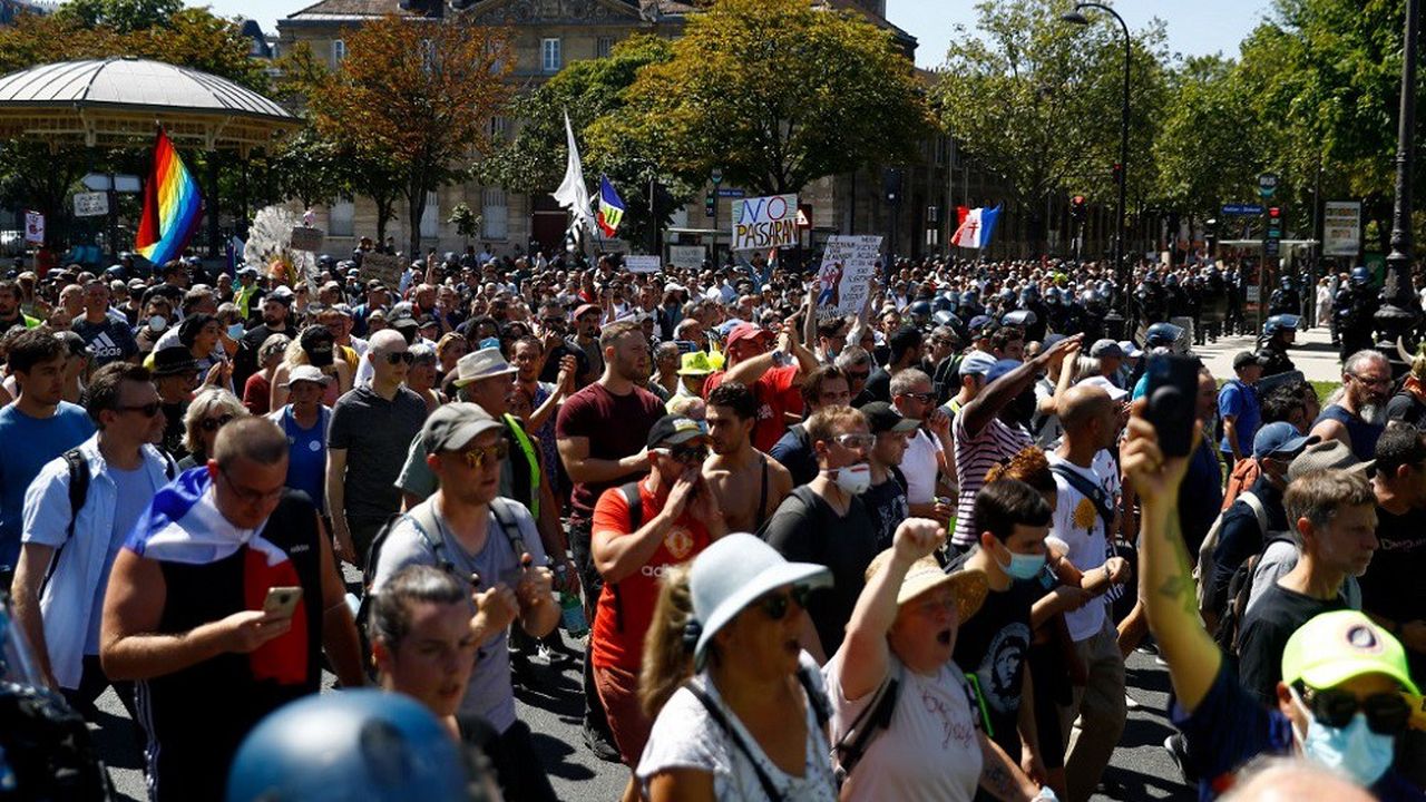 Plusieurs cortèges ont parcouru Paris ce samedi pour protester contre le passe sanitaire.