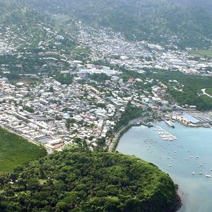 Mayotte (ici, la ville de Mamoudzou) est située dans le canal du Mozambique, à 1.400 kilomètres et deux heures d'avion de La Réunion.