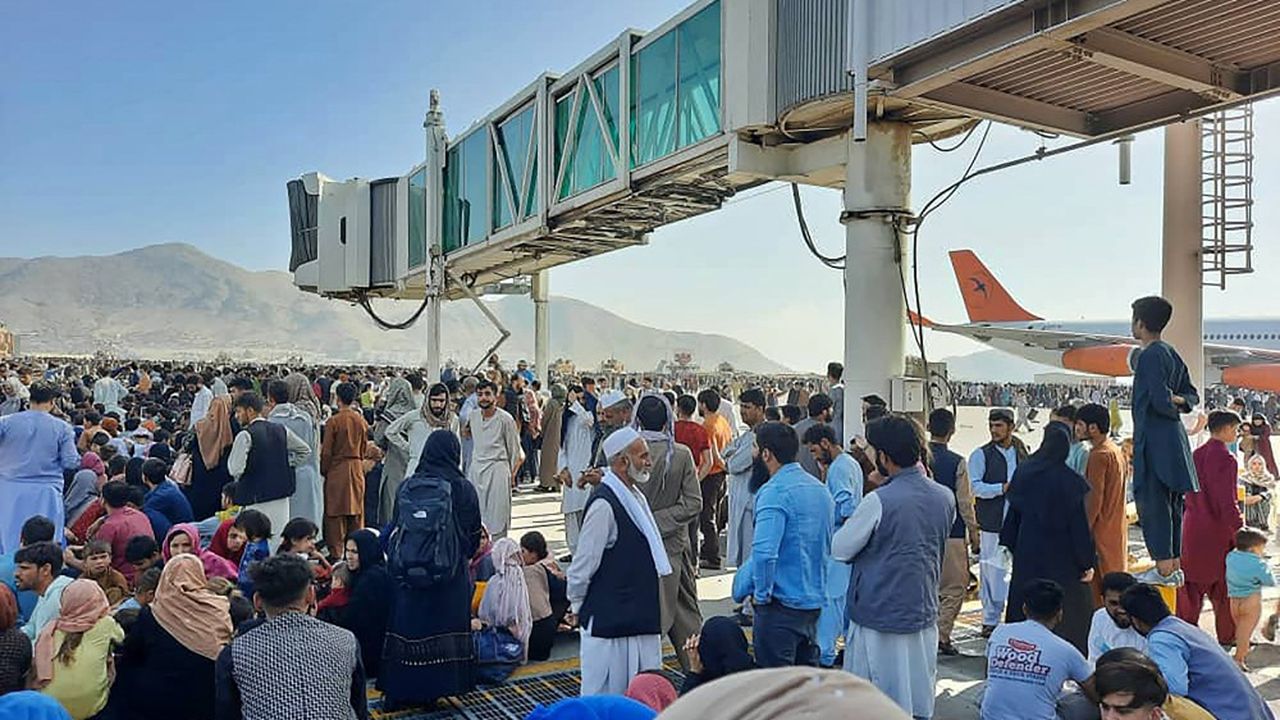Des milliers d'habitants s'efforcent de fuir, s'agglutinant notamment à l'aéroport de Kaboul.