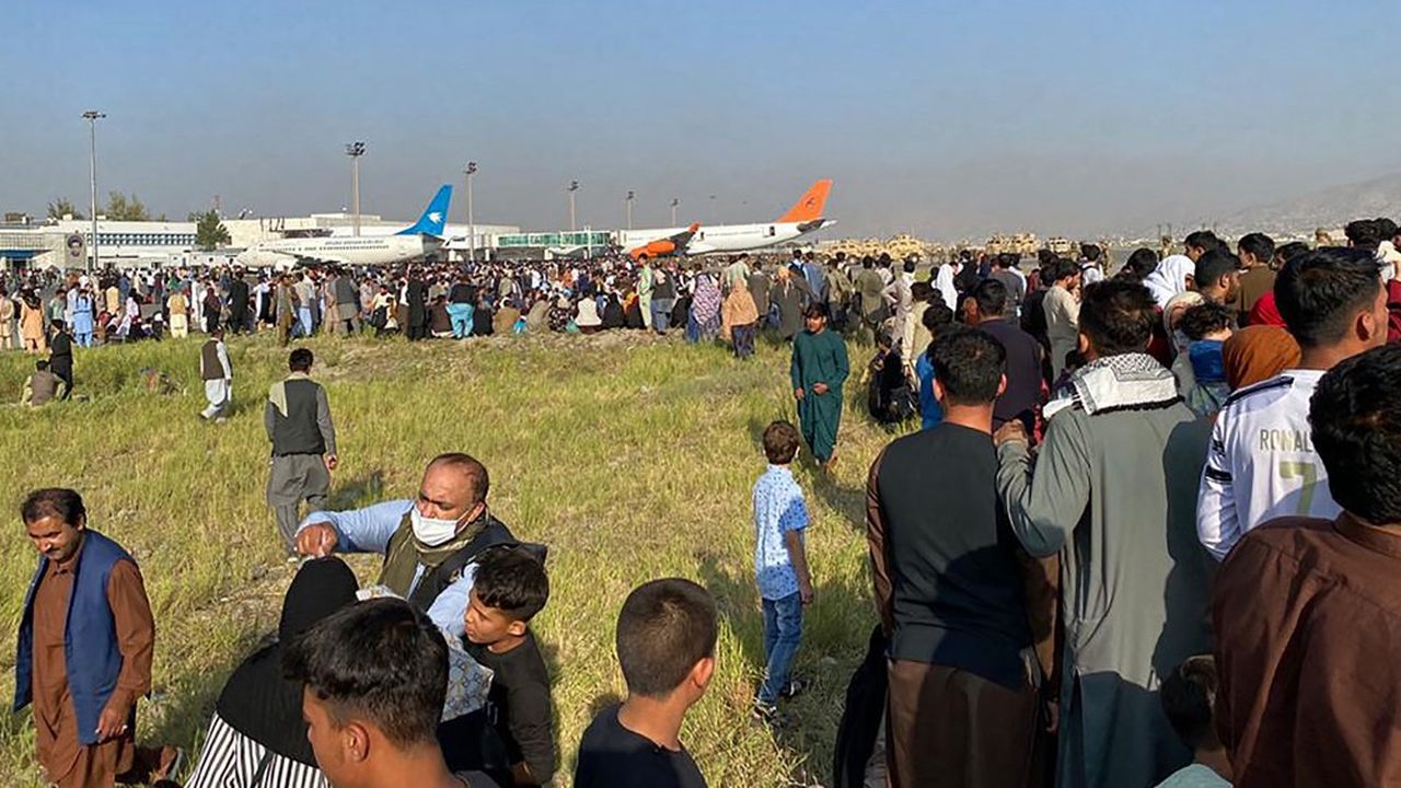 Une foule d'Afghans cherchant à fuir l'arrivée des Talibans, ont envahi l'aéroport de Kaboul.