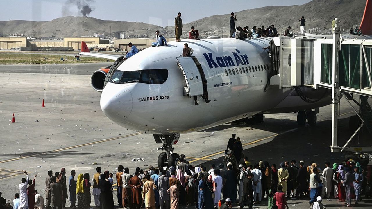 Des Afghans s'agrippent à des avions en espérant pouvoir fuir Kaboul.