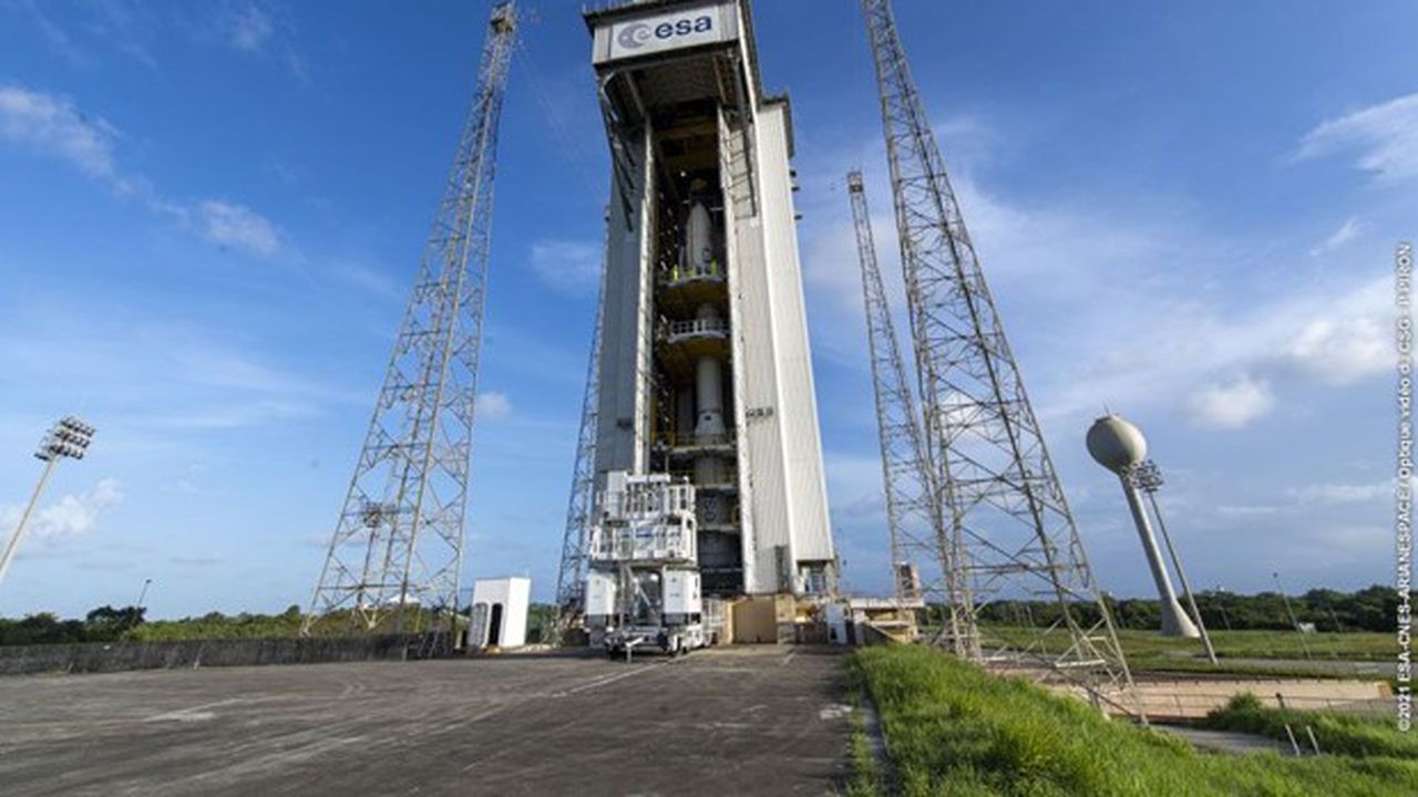 Une fusée Vega sur le pas de tir du centre spatial de Kourou, en Guyane.
