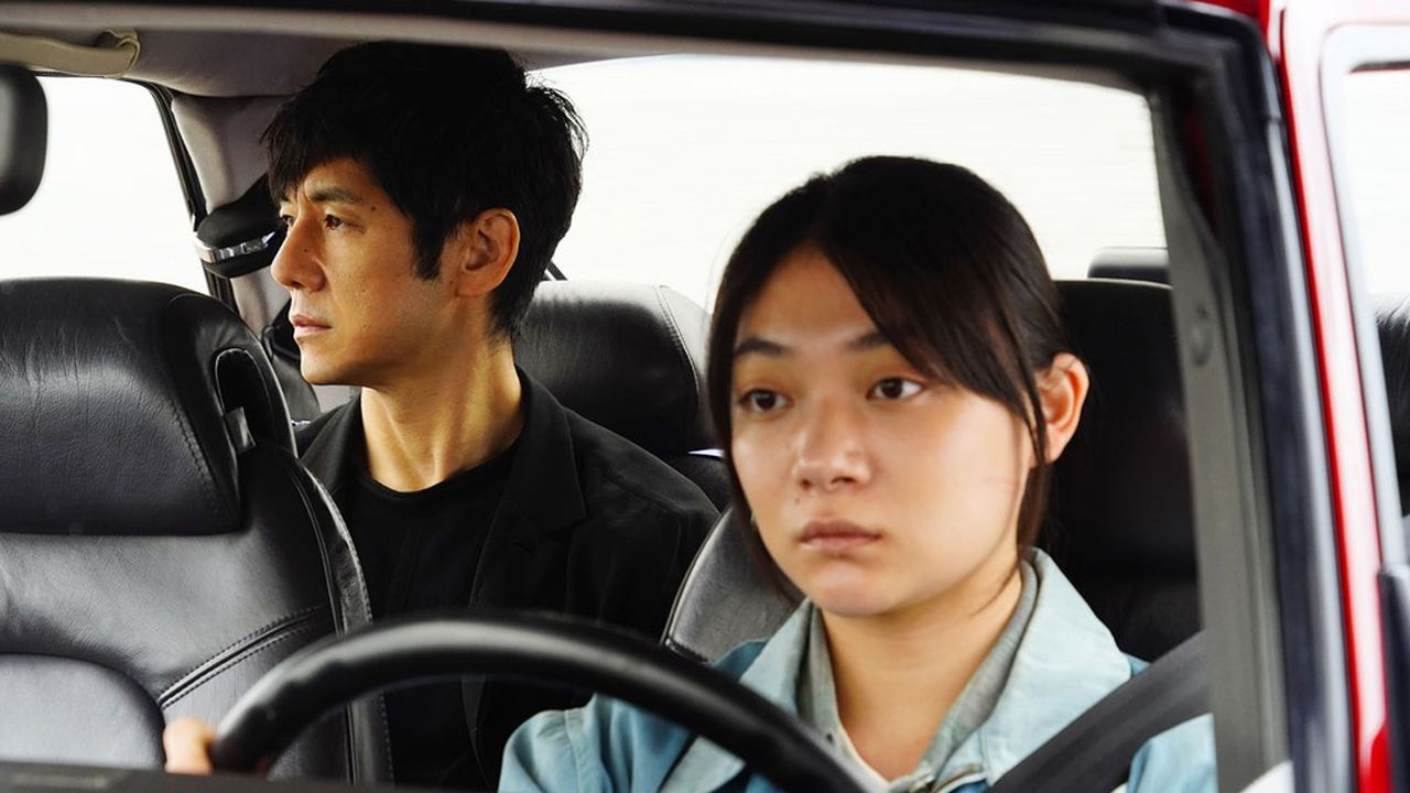 Deux solitudes dans une voiture : Hidetoshi Nishijima et Toko Miura dans « Drive My Car ».