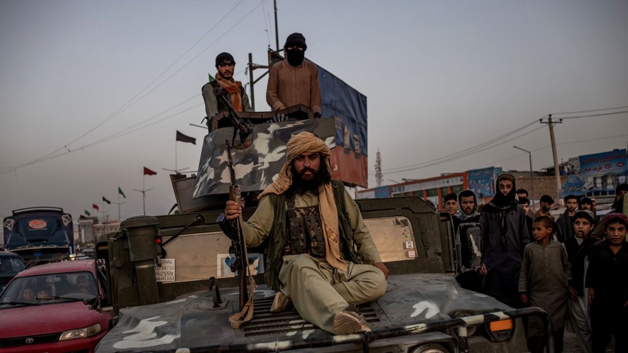 L'arrivée au pouvoir des talibans dans les années 1990 s'est accompagnée d'une application fondamentaliste de la charia dans la société afghane.