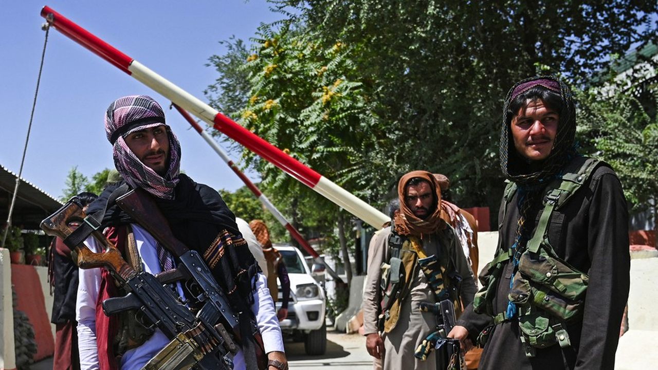 Des talibans contrôlent les allées et venues dans une rue de Kaboul, deux jours après leur prise éclair de la ville.