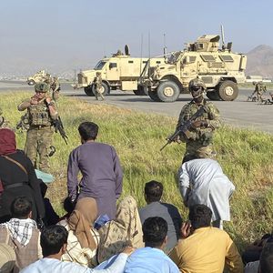Des militaires américains tentent de sécuriser les pistes de l'aéroport de Kaboul.