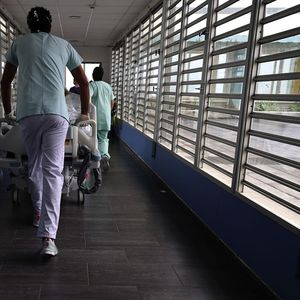 sLe nombre d'hospitalisations en réanimation se maintient toutefois à un niveau élevé, avec 47 des 117 lits de réanimation opérationnels à La Réunion occupés par des patients positifs à la Covid-19.