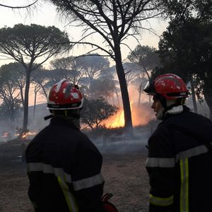 Depuis lundi, l'incendie a parcouru 6.675 hectares et en a brûlé 4.000.