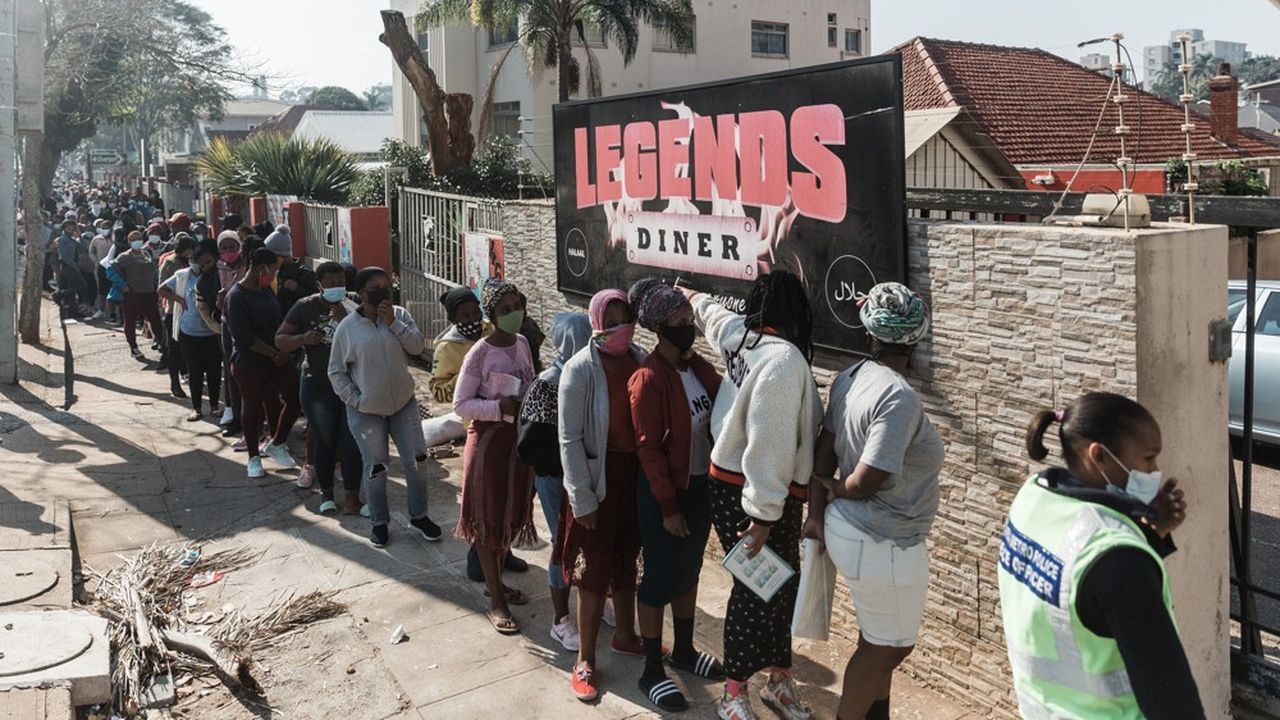 Des centaines de personnes font la queue pour obtenir de la nourriture et des vêtements lors du dîner des légendes organisé par Muslims For Humanity, à Durban le 17 juillet dernier.