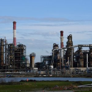 Raffinerie de TotalEnergies à Donges (Loire-Atlantique). Les marges des raffineries, tombées au plus bas l'an dernier, ont commencé à se rétablir.