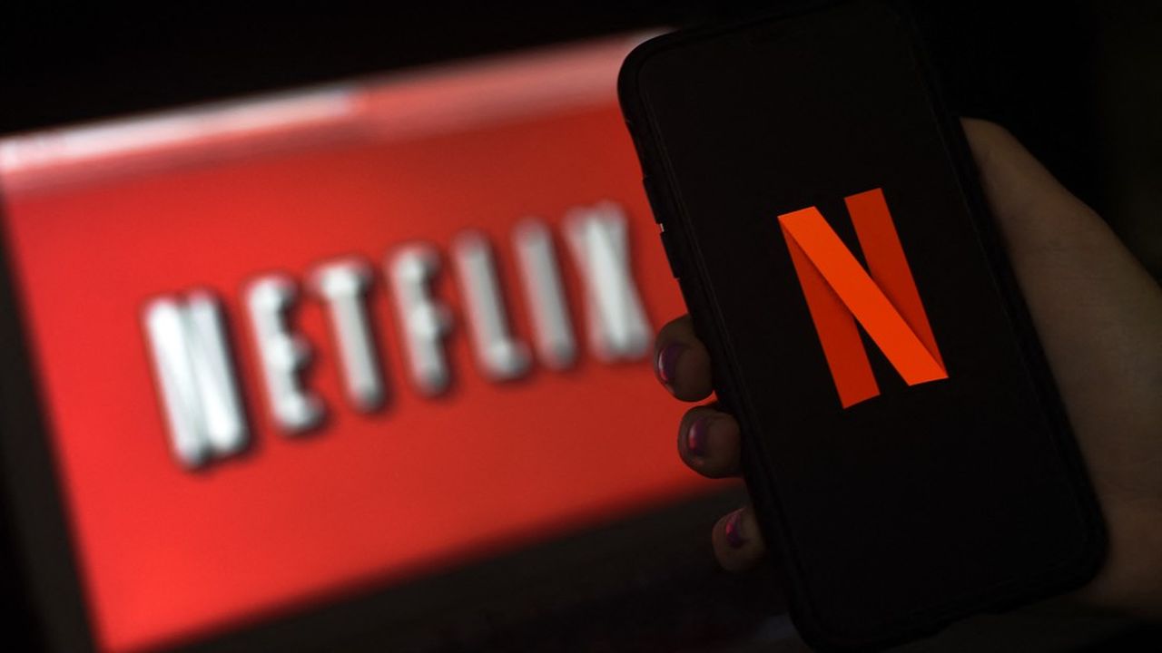 D'anciens salariés de Netflix sont accusés d'avoir mis en place un système illicite leur permettant de gagner 3 millions de dollars grâce à des informations privilégiées sur la croissance des abonnés, entre juillet 2016 et juillet 2019.