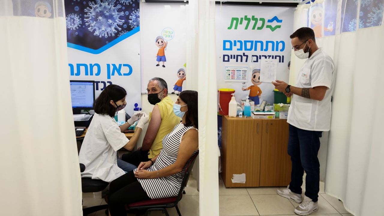 Un patient reçoit sa troisième dose dans un centre de vaccination à Jérusalem