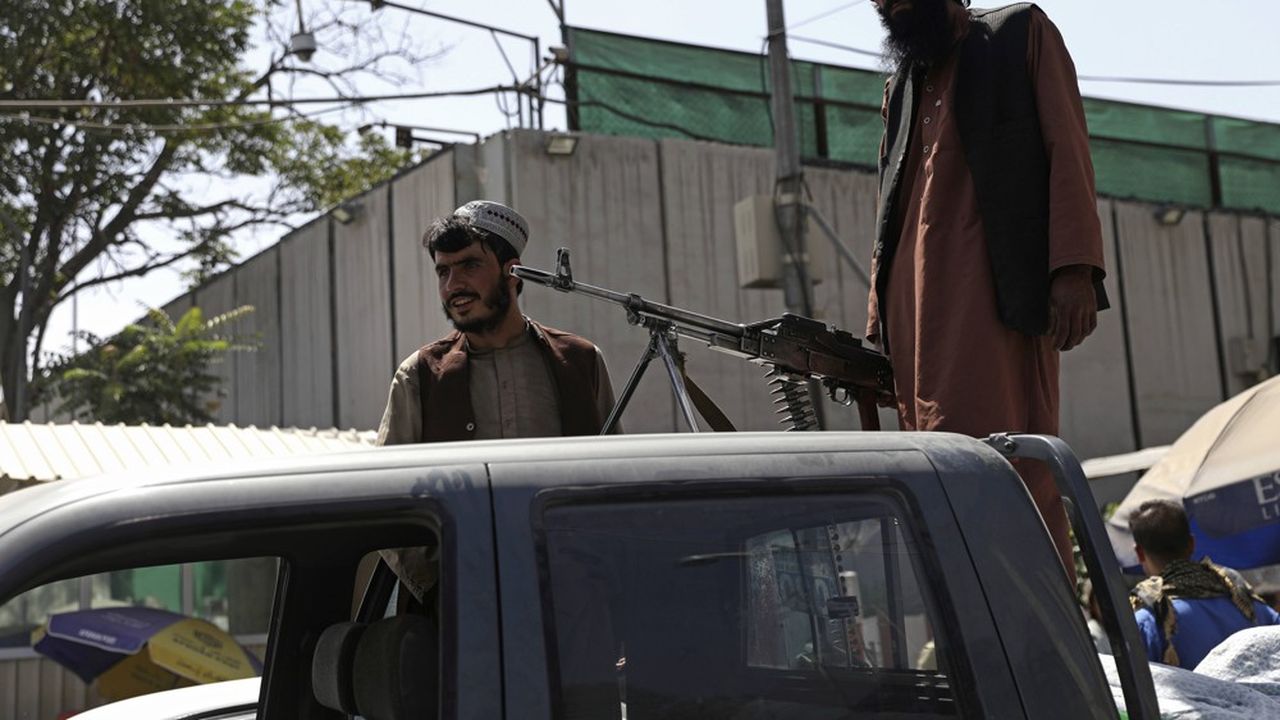Des talibans devant le palais présidentiel.