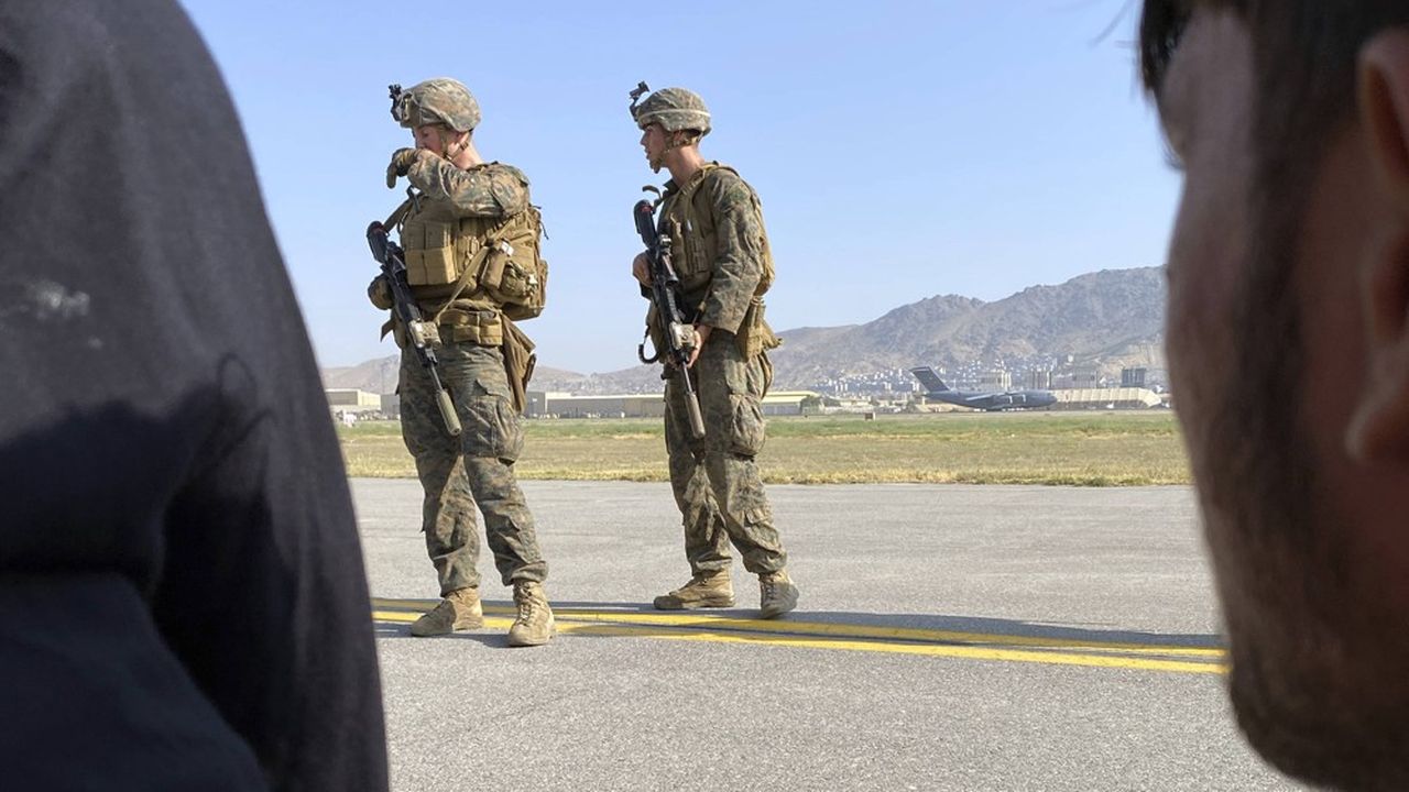 Plus de 100.000 soldats américains étaient déployés sur le territoire afghan au plus fort de leur présence en 2010-2011. En 2021, 2.500 étaient encore présents et ont quitté l'Afghanistan en juillet dernier.