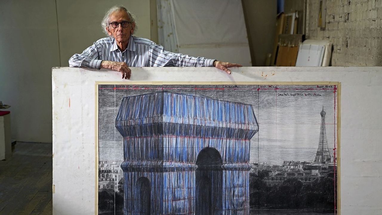 Christo devant l'un de ses dessins préparatoires au projet d'emmailloter l'Arc de Triomphe.