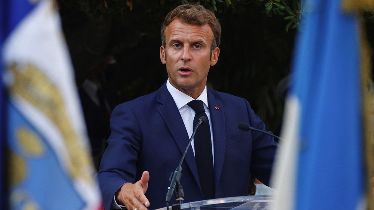 Pendant ses vacances à Brégançon, Emmanuel Macron est monté à plusieurs reprises en première ligne, montrant que lui aussi est entré en campagne présidentielle