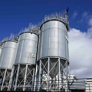 Les silos de stockage de riz de Soboriz, une entreprise d'importation, d'usinage et de conditionnement du riz à La Réunion.