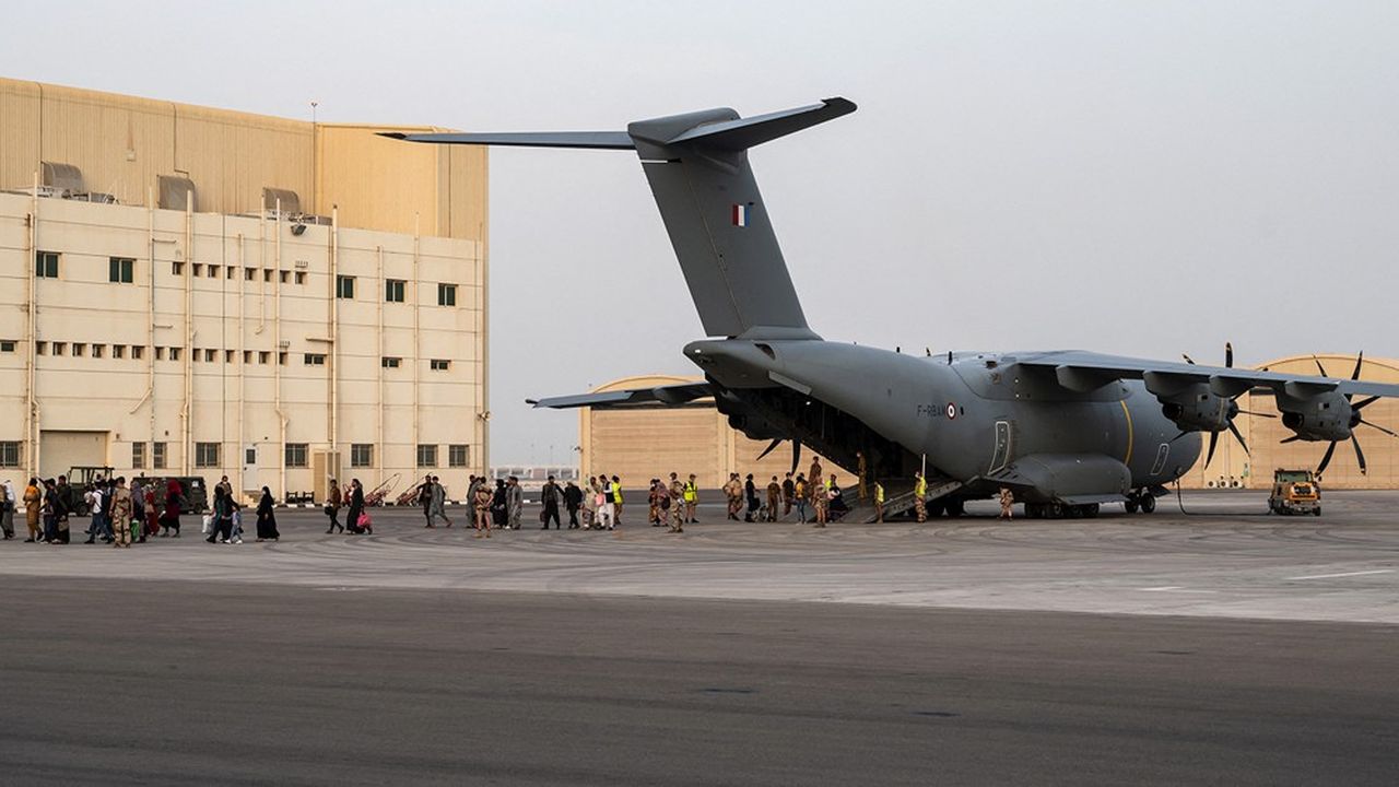 Parmi les Afghans rapatriés par la France, cinq ont été placés sous la surveillance du ministère de l'Intérieur. L'un d'eux a été placé en garde à vue ce mardi. Ici les afghans rapatriés avec l'opération Apagan débarquent sur une base militaire française près d'Abou Dhabi.